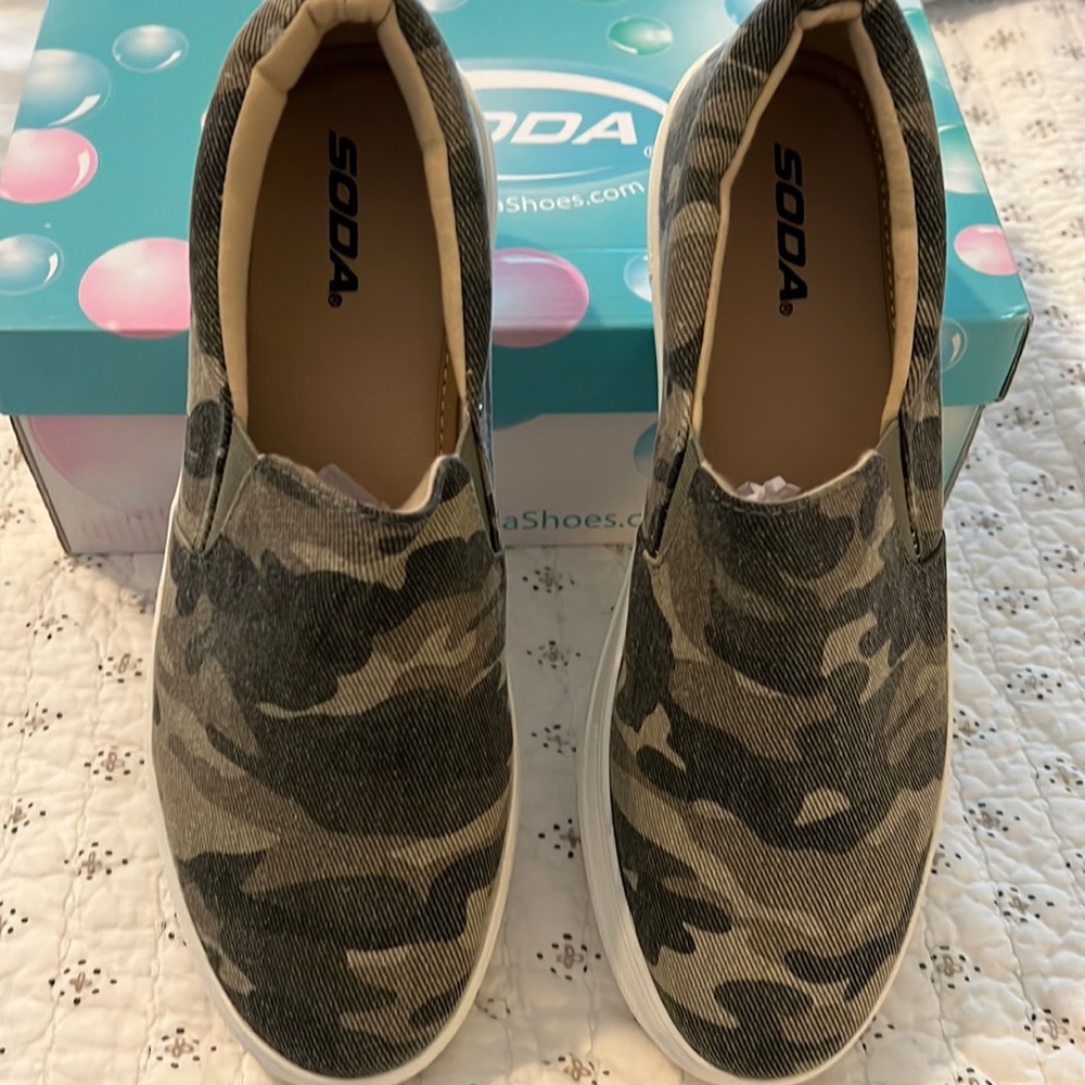 Soda 10 women camo sneaker loafer nib